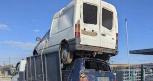 Un conducteur confond le frein et l’accélérateur et empile sa voiture sur une autre stationnée