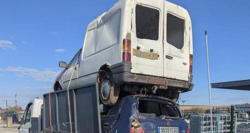 Un conducteur confond le frein et l’accélérateur et empile sa voiture sur une autre stationnée