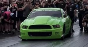 À 367 km/h, le pneu de sa Mustang de 3 000 chevaux explose et arrache une partie de la voiture