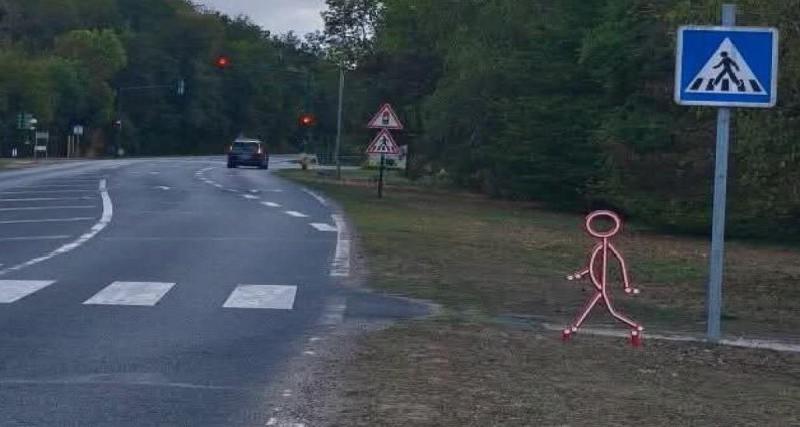  - Des figurines rouges sur le bitume pour protéger les piétons : l'idée originale de cette ville pour attirer l'attention des automobilistes