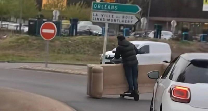  - Pourquoi louer un camion ? Cet homme transporte son canapé en trottinette électrique en pleine circulation