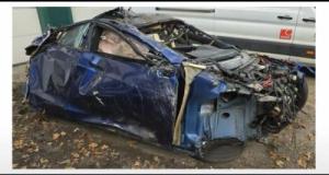 ‎À 286 km/h sur l'autobahn, sa Tesla Model S Plaid vole en éclats : le conducteur s'en sort miraculeusement