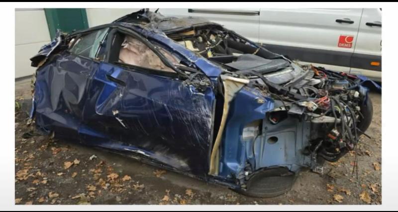 ‎À 286 km/h sur l'autobahn, sa Tesla Model S Plaid vole en éclats : le conducteur s'en sort miraculeusement