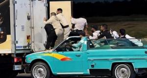 Fast &amp; Furious version basse-cour : des voleurs braquent un camion de poulets à pleine vitesse sur l'autoroute