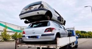 ‎Une Clio sous une 307, le tout sur un camion : le cocktail parfait pour un drame évité de justesse