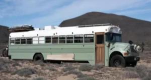 Ils achètent un bus scolaire pour 6 400 euros et le transforment en une maison sur roues