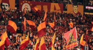 Barça : les feux d'artifice dingues éclatés par des supporters de Galatasaray devant l'hôtel des joueurs à 2h20 du matin