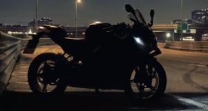 Après le trail et le roadster, BMW tease-t-il sa future F 450 RR sportive ?