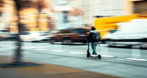 Il grille la priorité à la police en trottinette électrique… et c'est là que les ennuis commencent vraiment