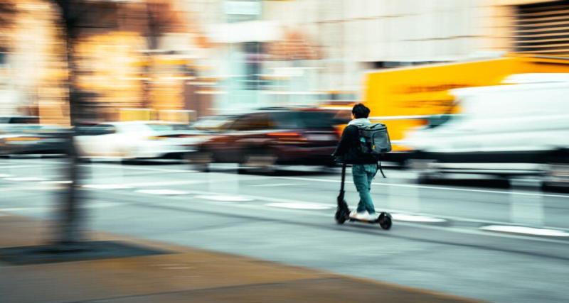 Il grille la priorité à la police en trottinette électrique… et c'est là que les ennuis commencent vraiment