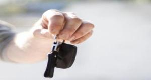 Elle simule une histoire d’amour, lui vole sa voiture et la revend 14 000 euros