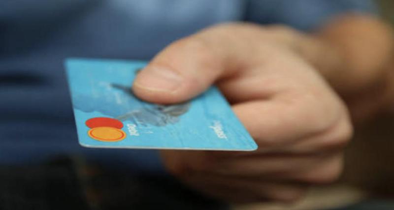 Ils volent une carte bancaire dans une voiture... Pour s'offrir des pizzas et frites