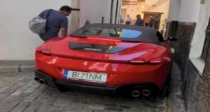 Il s’aventure dans une ruelle avec sa Ferrari à 300 000 euros : impossible de faire demi-tour