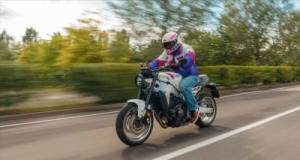 Yamaha XSR900 (2027), hommage coloré à une sportive culte