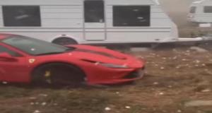 Des grêlons gros comme des balles de tennis s’abattent sur une Ferrari à plusieurs centaines de milliers d’euros