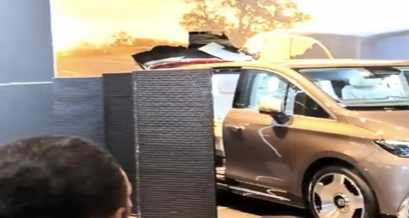 Mondial de l’Auto : à 12 ans, il démarre une Mercedes et percute le stand