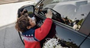 Encore ivre au lendemain d’une soirée, il laisse ses filles de 6 et 8 ans enfermées dans sa voiture