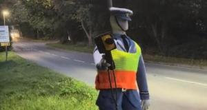 Des faux policiers et des radars tricotés, l'astuce de ces villageois pour faire ralentir les conducteurs