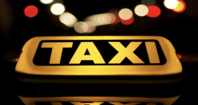 Au volant d’un taxi, cette conductrice avec 10 mentions au casier judiciaire conduisait en excès de vitesse, sans permis de conduire, sans licence… Et bien plus encore