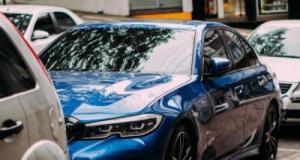 Une assistance qui coûte cher : une sexagénaire aide une conductrice à sortir d'une place de parking et oublie ses propres clés dans la voiture ‎