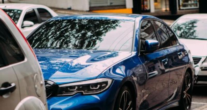  - Une assistance qui coûte cher : une sexagénaire aide une conductrice à sortir d'une place de parking et oublie ses propres clés dans la voiture ‎