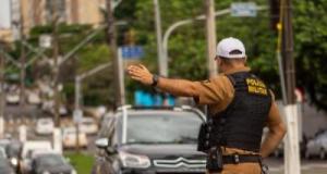 A 23 ans, il perd tous ses points, prend le volant pour l'examen de récupération de son permis et tombe sur une patrouille policière