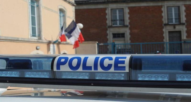 Percuté de plein fouet par une voiture de police, son scooter s'envole à 25 m : le conducteur s'en sort par miracle