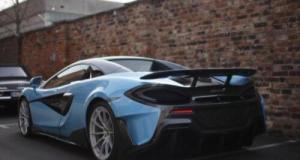 ‎À peine sorti, sa McLaren 600LT se verrouille, avance toute seule et percute deux fois le même véhicule