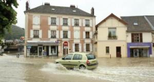 L’eau monte jusqu’aux fenêtres de sa voiture : il réussit à s’échapper de justesse en forçant avec les pieds