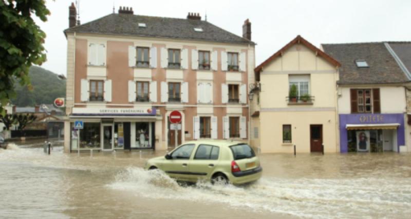 L’eau monte jusqu’aux fenêtres de sa voiture : il réussit à s’échapper de justesse en forçant avec les pieds