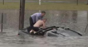 Un journaliste en plein direct sauve un conducteur de la noyade lors des inondations