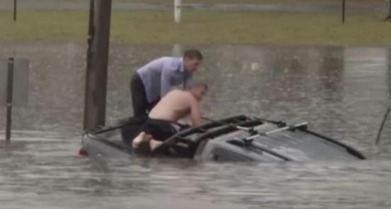  - Un journaliste en plein direct sauve un conducteur de la noyade lors des inondations