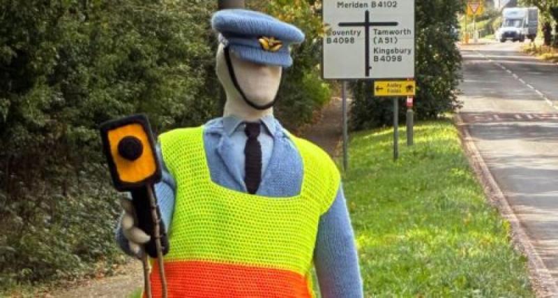 Des tricoteuses installent un faux policier en laine pour freiner les automobilistes, et ça marche vraiment
