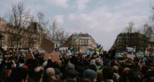 Elle refuse de klaxonner au barrage des manifestants : la conductrice repart sous un concert d'insultes
