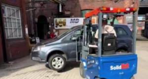Voiture mal garée devant son entrepôt : il la déplace lui-même avec un chariot élévateur