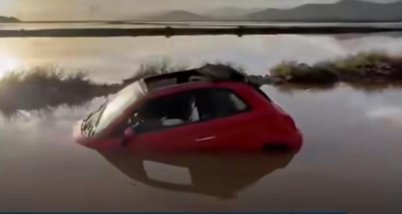 Il cède le passage à une voiture sur une route inondée… et finit au fond d'un étang avec sa Fiat 500