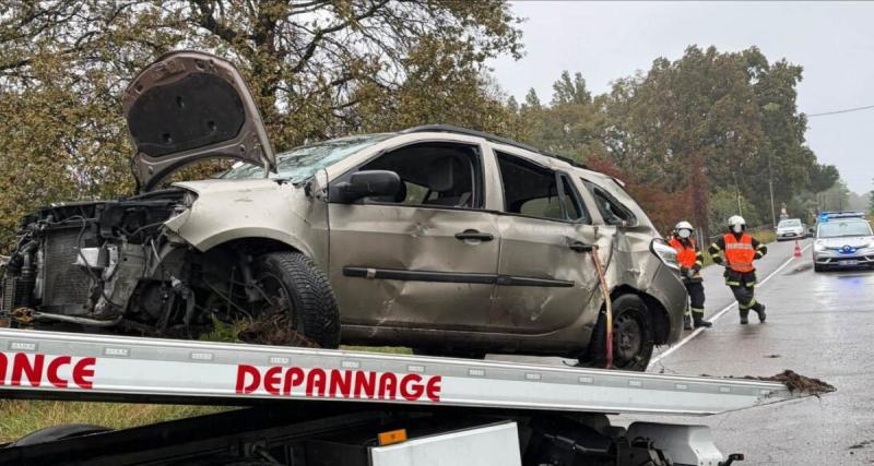 Dans un virage, sur une chaussée mouillée, elle perd le contrôle de son véhicule, emporte une clôture en béton avant de terminer sa course dans le fossé