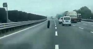 Sa roue est partie en balade toute seule et frôle un véhicule de police : ivre, le conducteur lui-même n'a rien remarqué