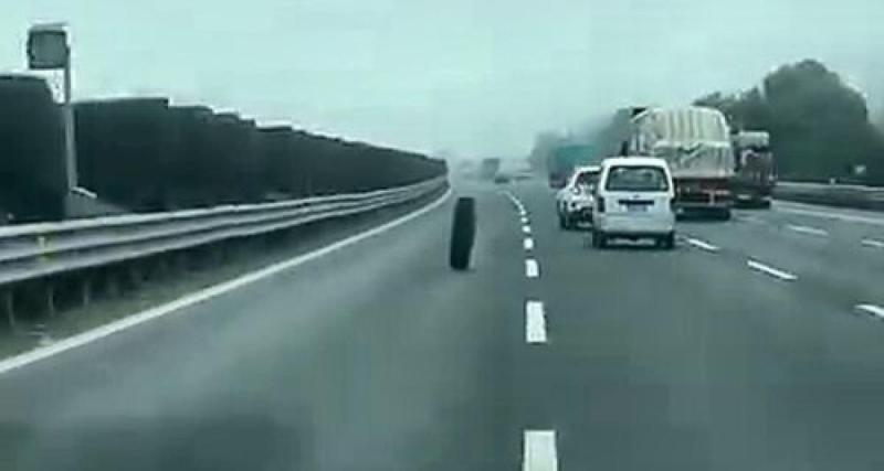 Sa roue est partie en balade toute seule et frôle un véhicule de police : ivre, le conducteur lui-même n'a rien remarqué