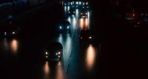 À 50 km/h dans le noir, un piéton en noir n'existe qu'à 28 mètres : le temps de freiner… c'est pile ça