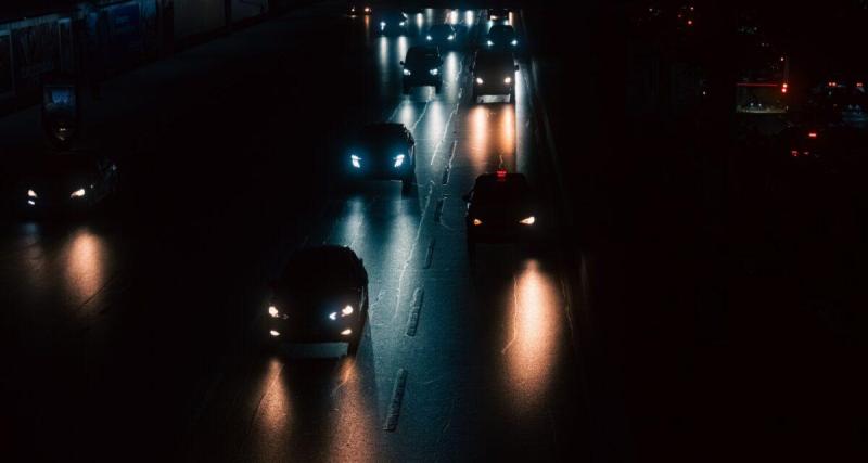 À 50 km/h dans le noir, un piéton en noir n'existe qu'à 28 mètres : le temps de freiner… c'est pile ça