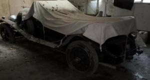 Il explore une propriété abandonnée et découvre une Bentley de 1928 cachée dans une grange