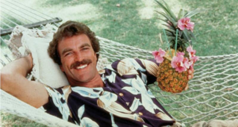 La chemisette is back : le retour du style « Caméra Café » ? - Le style Tom Selleck dans la série « Magnum »