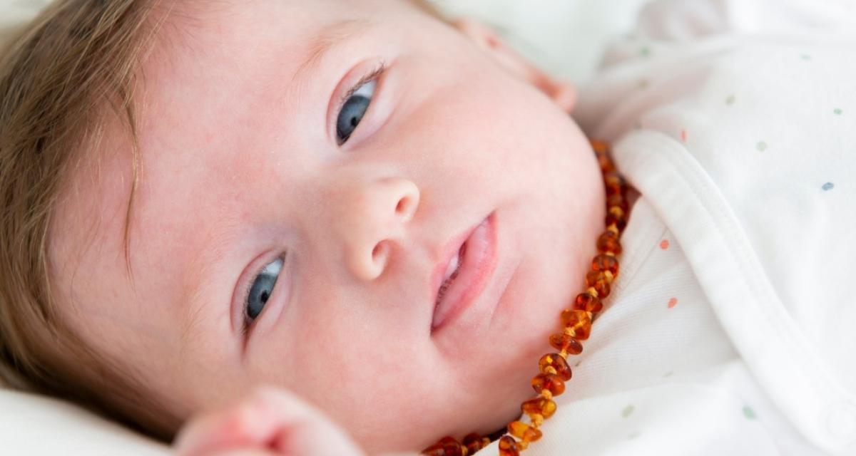 « Au secours, les dents de bébé arrivent, vite un collier d’ambre » : grosse bêtise ou remède miracle ?