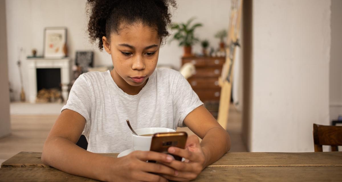 Réseaux sociaux et santé mentale : des impacts néfastes plus tôt chez les filles que chez les garçons 