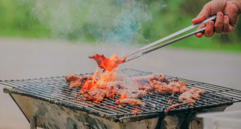 Barbecue VS Plancha : le duel brûlant de l’été - Carbonisation et fumée toxiques du côté du barbecue
