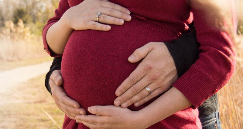 L’arrivée d’un deuxième enfant : comment gérer avec le premier ? - Impliquer l’aîné sans le forcer