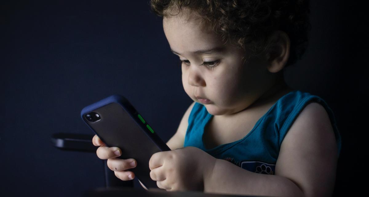 Le téléphone tombe-t-il trop tôt dans les mains des enfants ?