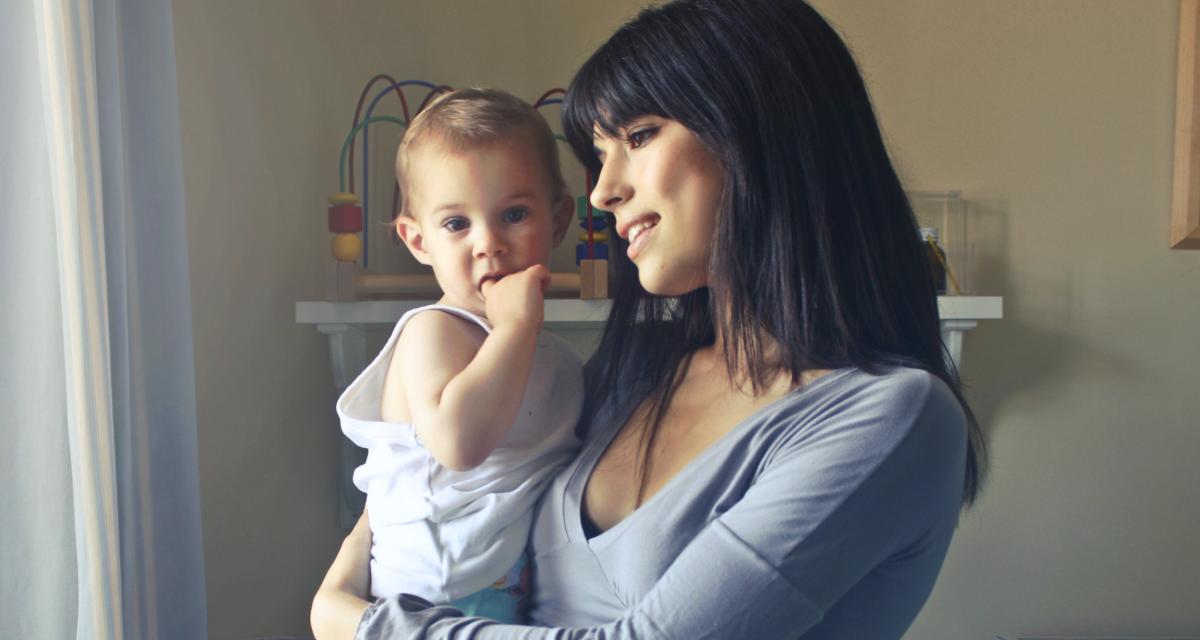 Pourquoi les mères articulent mieux et changent leurs voix quand elles parlent à un bébé ?
