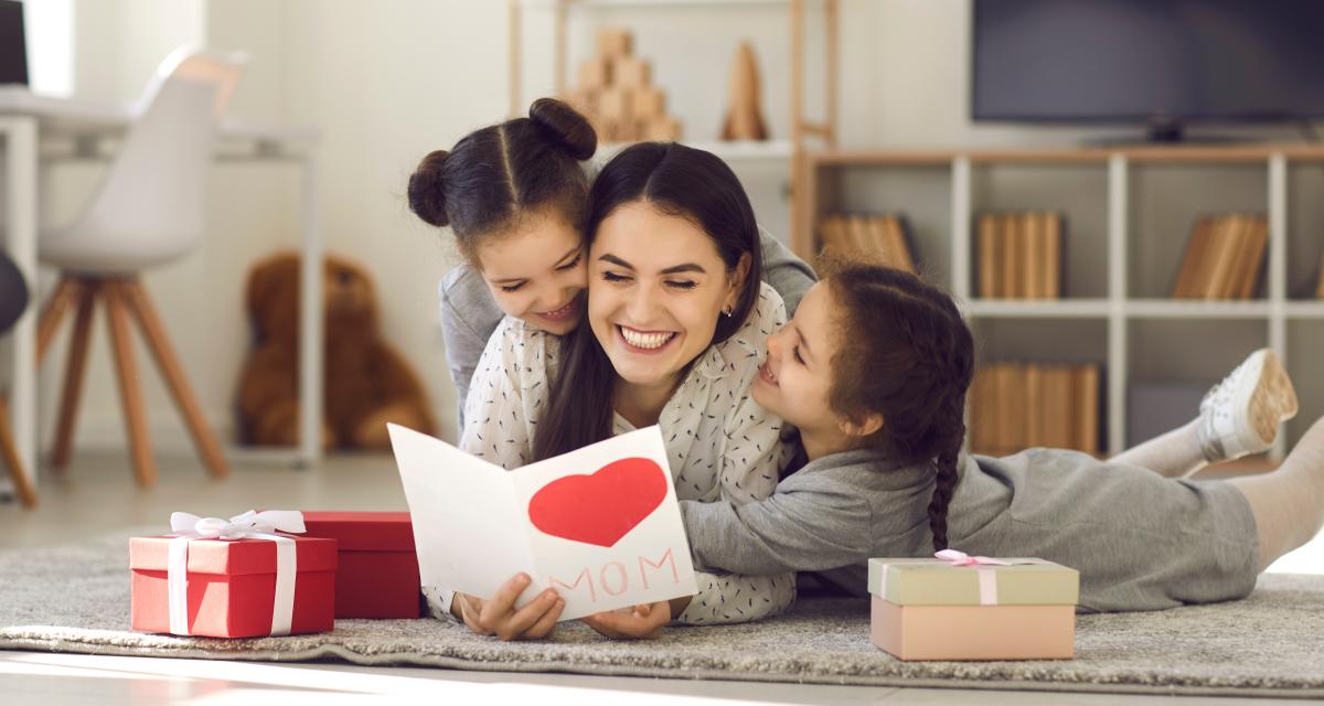 Voici 4 idées de cadeaux pour la fête des mères à réaliser avec vos enfants, rien de mieux qu’un cadeau fait maison ! 